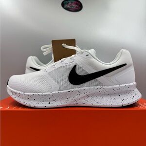 Nike Run Swift 3 SE White Black BRAND NEW Size 10 Women
